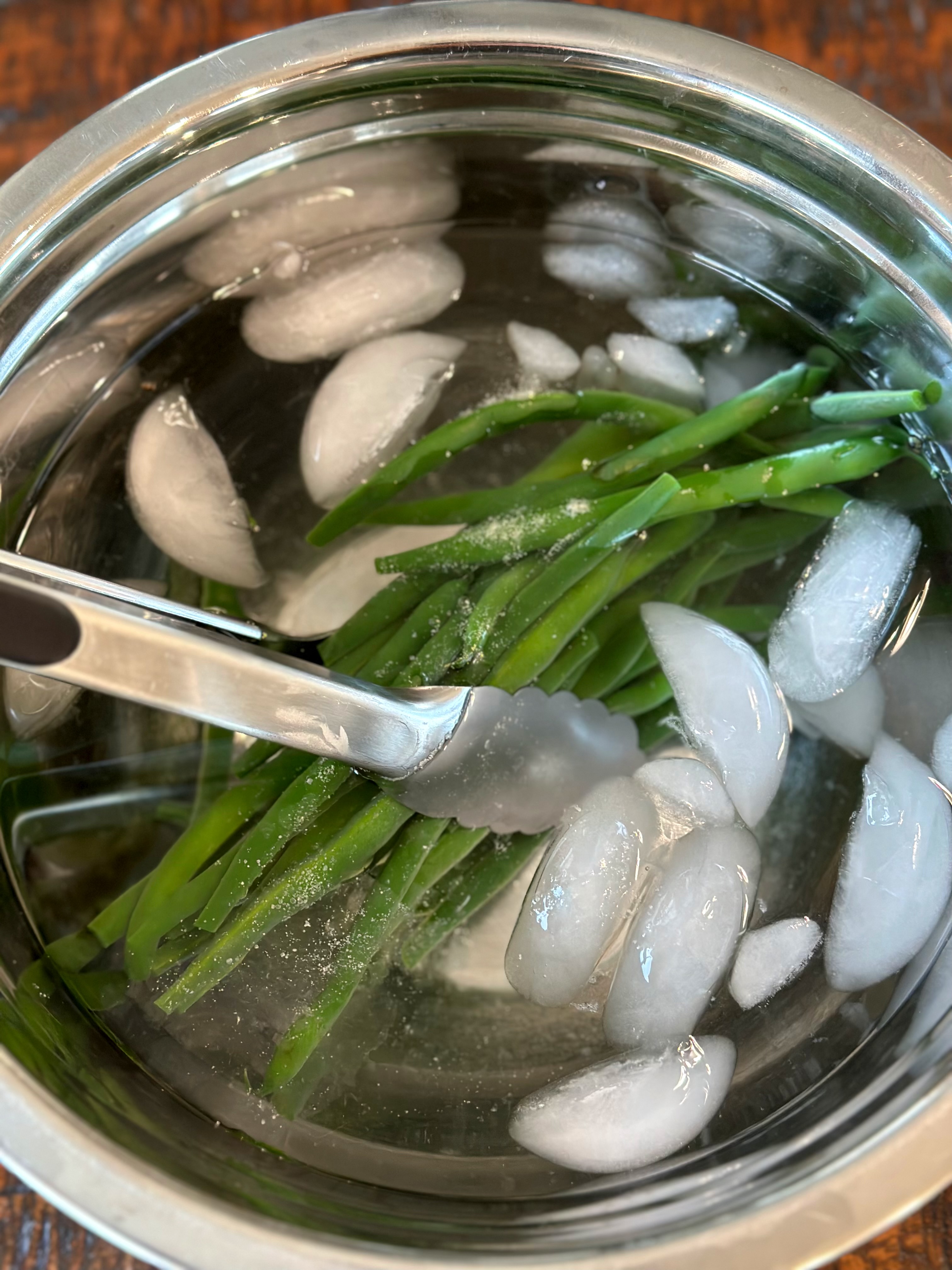 How to blanch green beans by boiling green beans and putting them in ice cold water. 