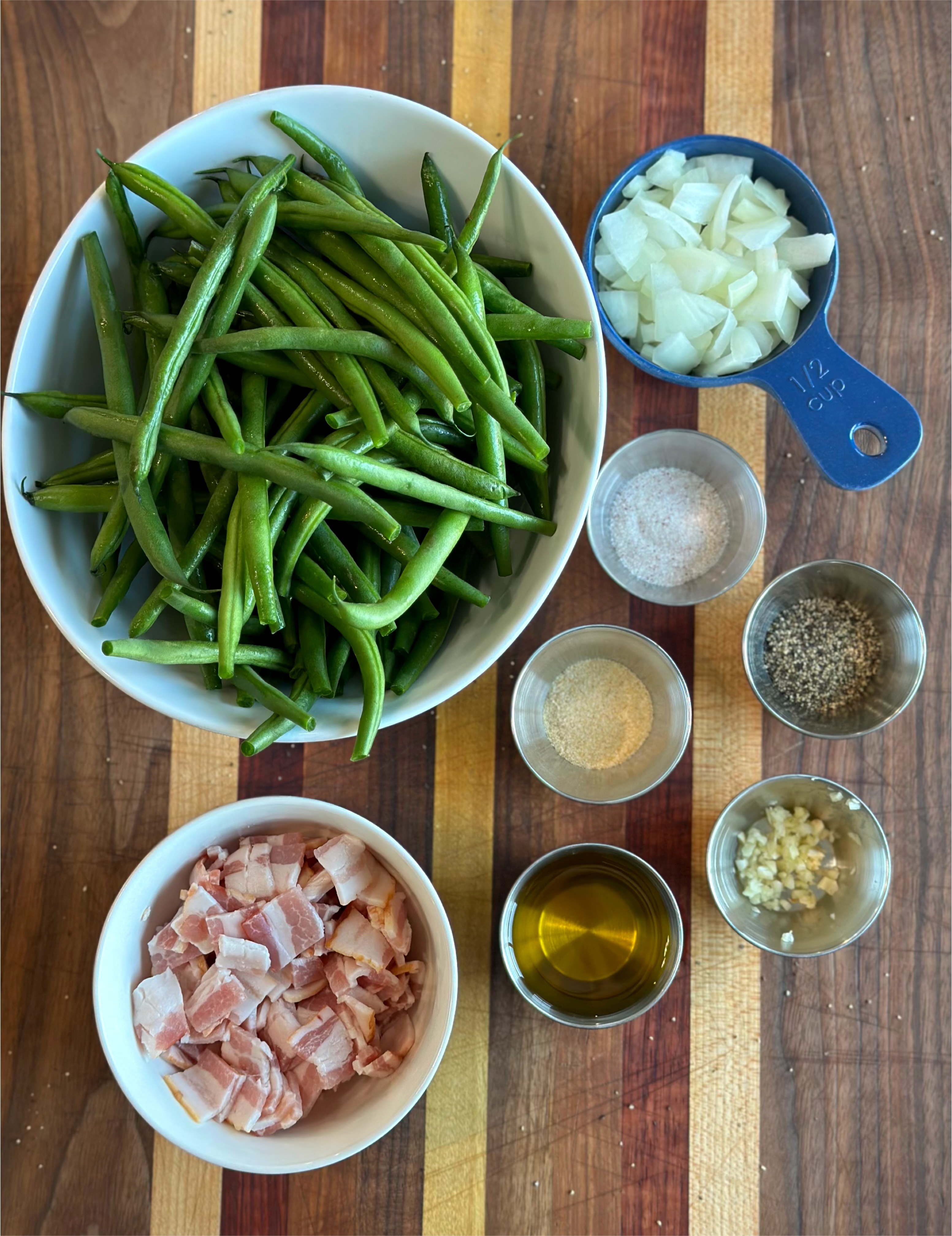 Ingredients needed for this green beans with bacon recipe. 